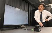 フォトニック結晶レーザーを使用した検知システム「ＬｉＤＡＲ」の実演を行う京都大の野田進教授　＝３０日午後、京都市西京区（永田直也撮影）