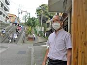 谷中銀座で喫茶店「カフェ　ア・ラ・パパ」を営む小川宏さん＝６月２７日、荒川区西日暮里