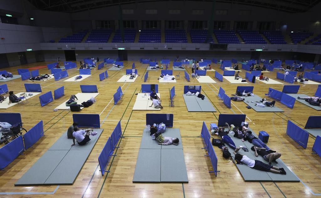 熊本県人吉市の避難所。新型コロナウイルス対策でマットの間隔を空けて配置していた＝４日夜