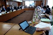 農林水産省で開かれた「新しい農村政策の在り方に関する検討会」。奥のテレビ会議画面に羽田町長が映っている＝６月３０日