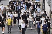 マスク姿で東京・新宿を歩く人たち＝６日午後４時１６分