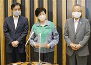 　西村経済再生相と会談後、取材に応じる東京都の小池百合子知事（中央）＝７月４日午後、東京都千代田区