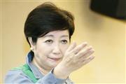 記者会見で質問者を指名する東京都の小池百合子知事＝６日午後、都庁