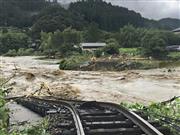 大分県九重町の野上川で豪雨により流失したＪＲ久大線の鉄橋＝７日午前（住民提供）