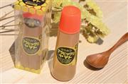 人気商品「はちみつアラビックリ！？ヤマト」。液状のりの容器に蜂蜜を入れた（ヘソプロダクション提供）