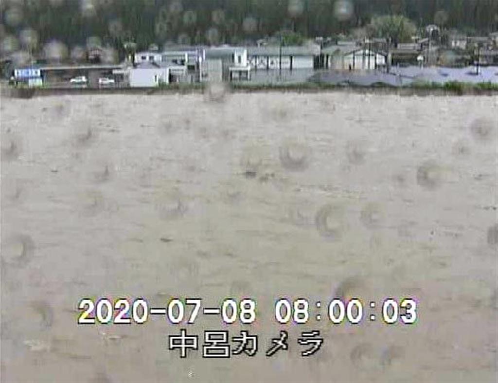 大雨で増水した飛騨川のライブカメラ映像＝８日午前８時、岐阜県下呂市萩原町中呂付近（岐阜県提供）