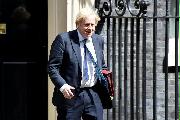 英ロンドンの首相官邸を出るジョンソン首相＝５月１３日（ゲッティ＝共同）