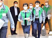 第１回東京都新型コロナウイルス感染症モニタリング会議に臨む小池百合子東京都知事（中央）＝９日午後、東京都新宿区（三尾郁恵撮影）