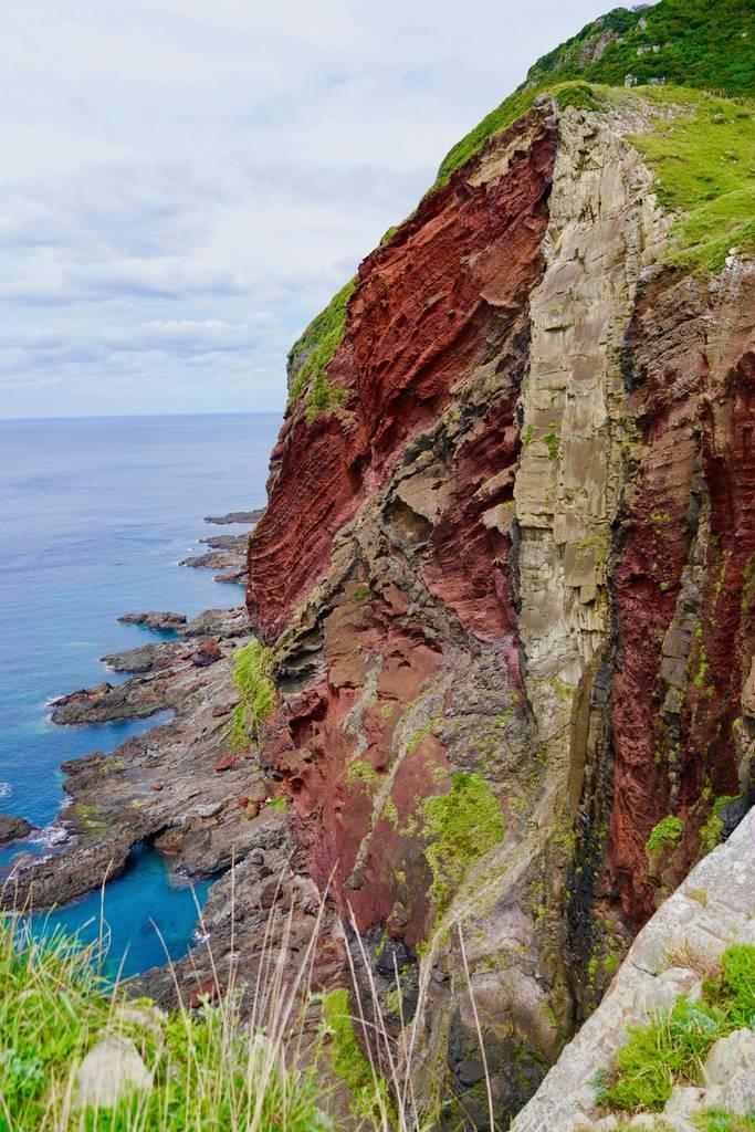 知夫里島の西海岸に続く断崖の「赤壁」。赤褐色の岩肌は強烈なインパクトを残す