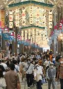祇園祭の提灯が並ぶ寺町京極商店街＝１３日午後、京都市中京区（永田直也撮影）