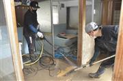 浸水した民家の泥かき作業を行うボランティアら＝９日午後、熊本県芦北町