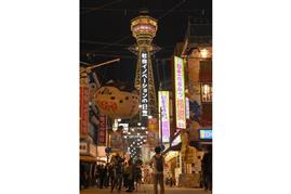 「大阪モデル」で警戒を呼び掛ける黄色に点灯された通天閣＝１２日午後８時２４分、大阪市浪速区　（安元雄太撮影）