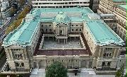 「通貨の番人」と呼ばれる日本銀行。本店本館を上空から見ると、「円」の形になっている（日本銀行提供）