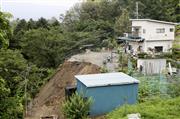 長野県飯田市の斜面崩落現場＝１３日午前