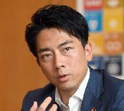 インタビューに答える小泉進次郎環境相＝１４日、東京・霞が関の環境省（酒巻俊介撮影）