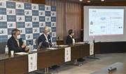 記者会見する椿範立・富山大教授（左）ら＝１４日、富山市