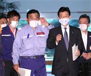 安倍晋三首相との面会を終えた赤羽一嘉国交相（左）と西村康稔経済再生担当相＝１６日午後、首相官邸（春名中撮影）