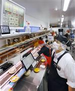 スシロー有楽町店の調理場で、供給量などのデータ画面を確認する店員　＝６月、東京都千代田区