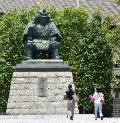 甲府市の玄関口、ＪＲ甲府駅前にある武田信玄公像（渡辺浩撮影）