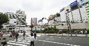 　ツインタワー建設構想で予定地とされているルミネエスト新宿（左）と小田急百貨店新宿店（右）＝１６日、東京都新宿区