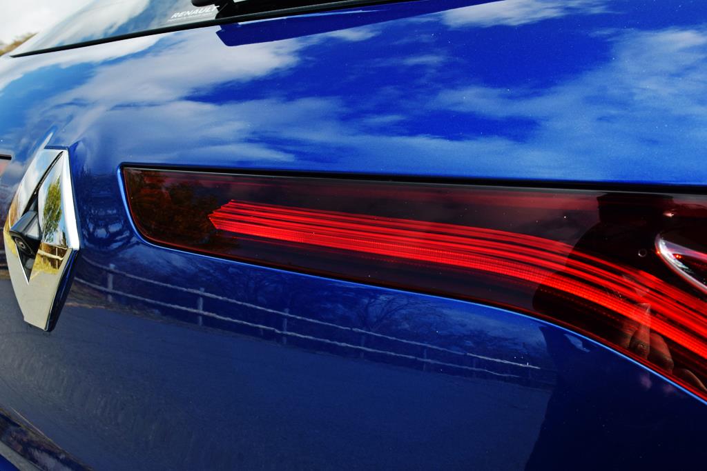 LEDの帯を階段状に奥行きを持たせた、3Dリヤランプ