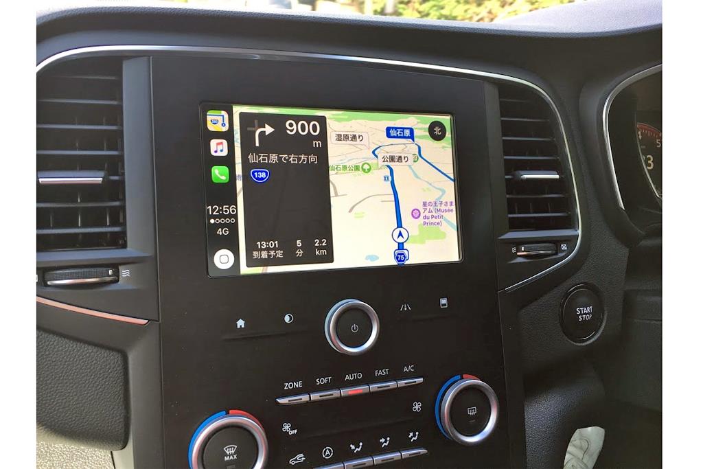 アイフォーンを接続して「アップルカープレイ」を起動。ナビはこれで十分だが、電波状況は気になる（長沼貴宏撮影）