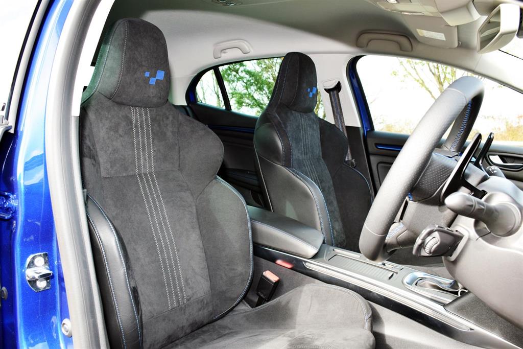 アルカンターラのスポーツシート。ヘッドレストにはルノー・スポールのチェッカーマークが刺繍されている