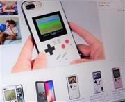 大手通販サイトで売られているレトロゲームで遊べるスマホケース型ゲーム機。大阪府警は類似商品を海賊版と確認した