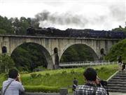 通称めがね橋を黒煙を上げて渡るＳＬ銀河＝１８日、岩手県遠野市