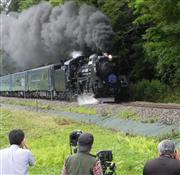 沿線には多くの“撮り鉄”が陣取った＝１８日、岩手県遠野市