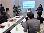役員会でペットボトル商品全廃を提案する小沢杏子最高未来責任者＝３月、東京都港区
