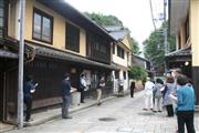 ホテルとしてオープンする村上邸（左）と内覧会に集まった地元の人たち＝愛媛県大洲市