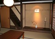村上邸の内部。左が「隠し階段」＝愛媛県大洲市