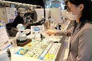 モスフードサービスは遠隔操作ロボット「ＯｒｉＨｉｍｅ」が接客業務を行う「ゆっくりレジ」の実証実験を始めるため、報道公開した＝21日、東京都品川区（日野稚子撮影）