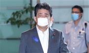 出邸する安倍晋三首相＝１６日午前、首相官邸（春名中撮影）