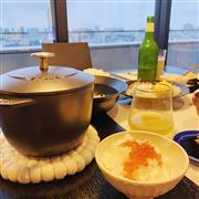 おうち時間が増えたのをきっかけに、鋳物ホーロー鍋で有名なストウブの中でも炊飯専用品（左）を購入。少量のごはんがふっくらと炊きあがります。（筆者提供）
