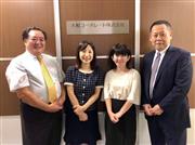 大和コーポレートの塩見恭浩社長（右）＝大阪市内