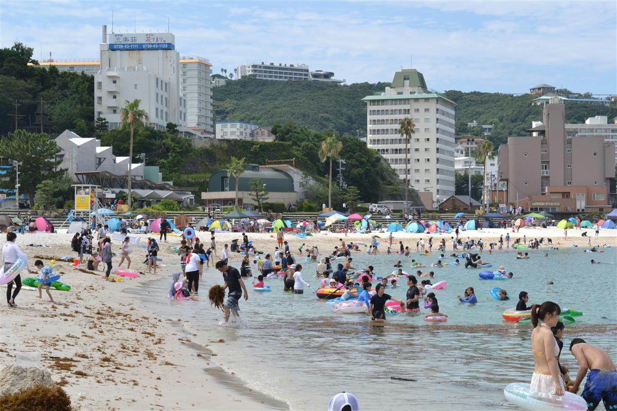 海水浴客でにぎわう白良浜＝２３日午前、和歌山市白浜町