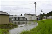 大雨の影響で水があふれた秋田市内の道路＝２８日午前１０時５２分
