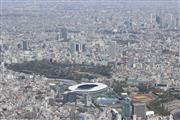 東京都新宿区の国立競技場周辺＝４月１１日（本社チャーターヘリから、川口良介撮影）