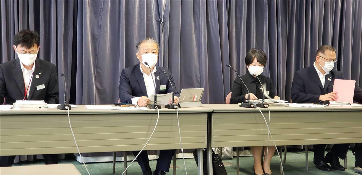 ２０２０年４～６月期決算を説明するＪＲ東日本の赤石良治常務（左から２人目）＝３０日、東京都千代田区