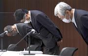 会見に臨む（左から）日本郵便の衣川和秀社長、日本郵政の増田寛也社長、かんぽ生命の千田哲也社長＝２９日、東京都千代田区（鴨川一也撮影）