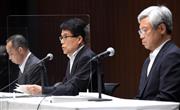 かんぽ生命不正販売問題について会見する（左から）日本郵便の衣川和秀社長、日本郵政の増田寛也社長、かんぽ生命の千田哲也社長＝２９日、東京都千代田区