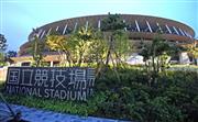 延期された東京五輪開幕まであと１年、静かに佇む国立競技場＝２３日午後、東京都新宿区（撮影・福島範和）