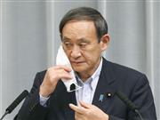 記者会見に臨む菅官房長官＝３０日午前、首相官邸