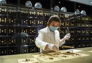 同店内で中医薬を調剤する従業員（中国新聞社）