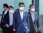 出邸する安倍晋三首相＝２８日午後、首相官邸（春名中撮影）