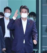 出邸する安倍晋三首相＝７月３０日午前、首相官邸（春名中撮影）