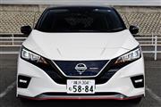 リーフNISMO。レッドのラインが一直線に走るフロントスポイラーがスポーティーさを演出する