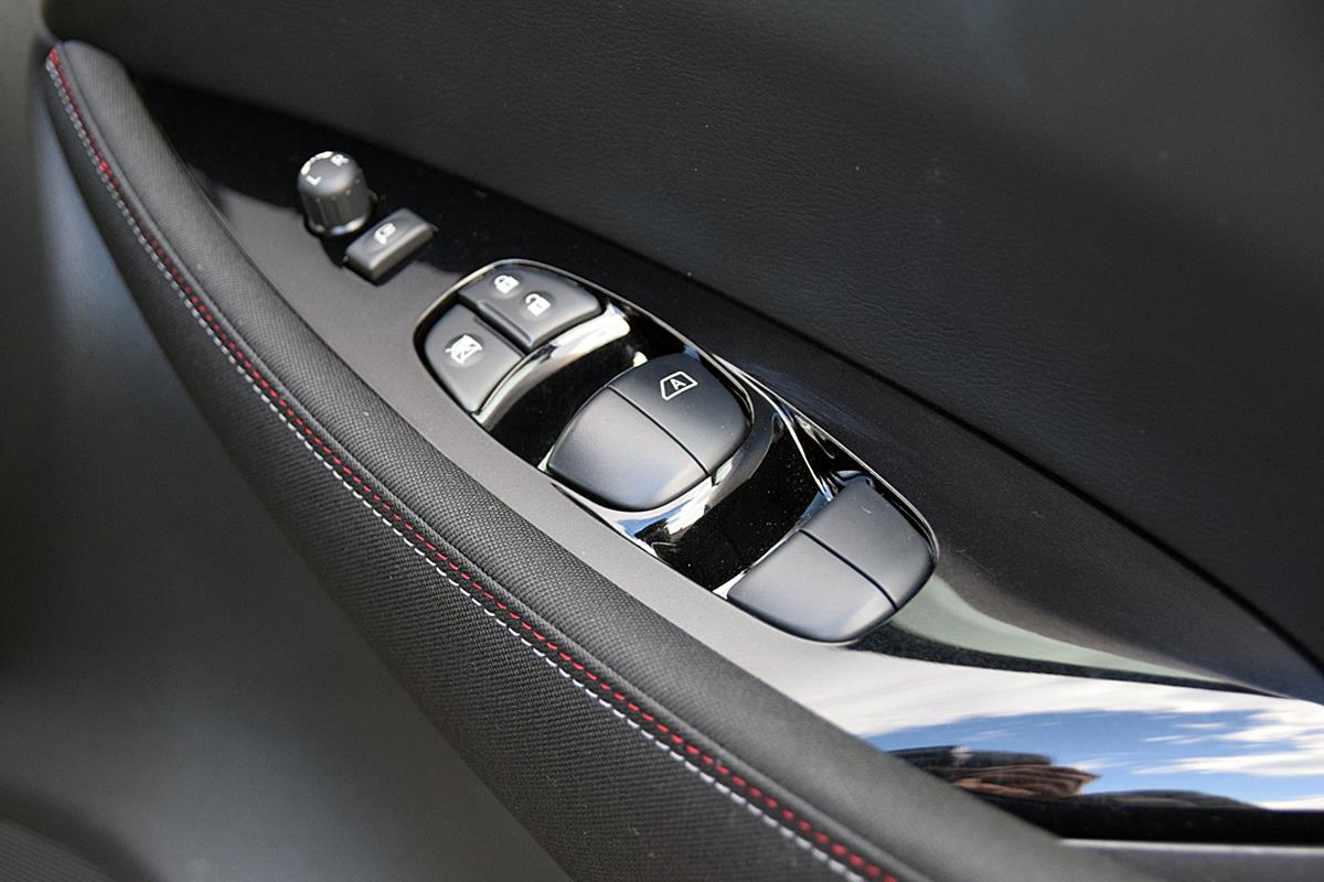 パワーウインドーなどの操作スイッチ